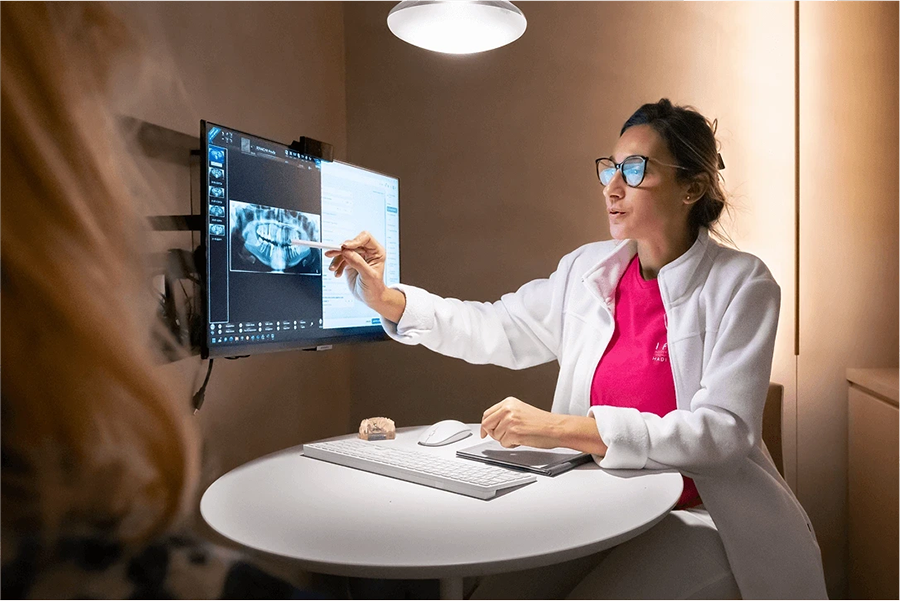 Une dentiste montre une radio dentaire à sa patiente