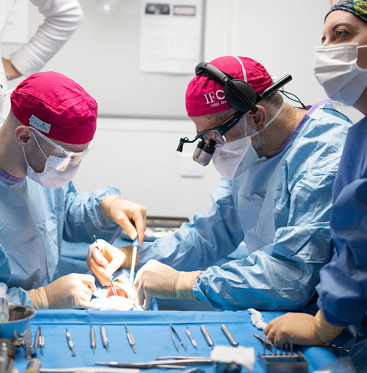 Dr Antoun opère un patient